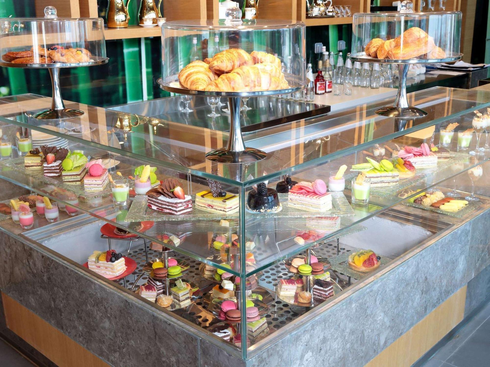 Novotel Jazan Exterior photo A display case with desserts