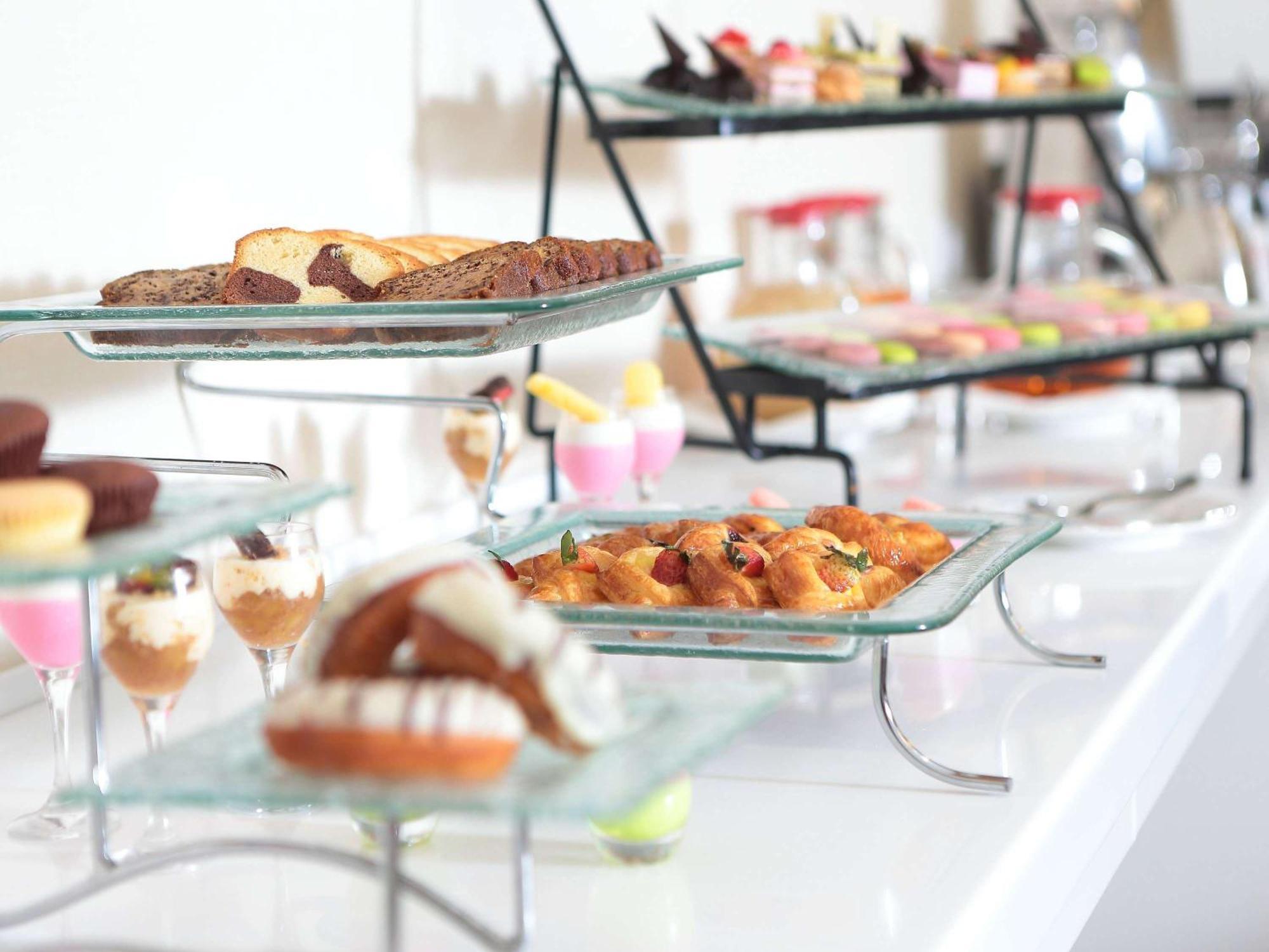 Novotel Jazan Exterior photo A dessert buffet